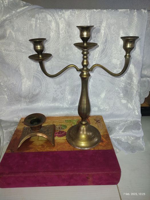 Două superbe suporturi de lumânări.