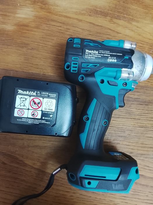 Impact cu înșurubat Makita DTW 300 cu o baterie de 6a Nou