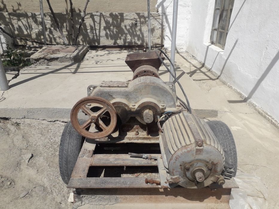 Xom g'isht chiqaradigan apparat sotiladi