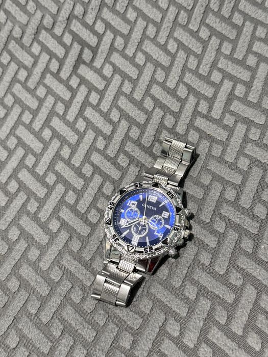 Серебристые наручные часы