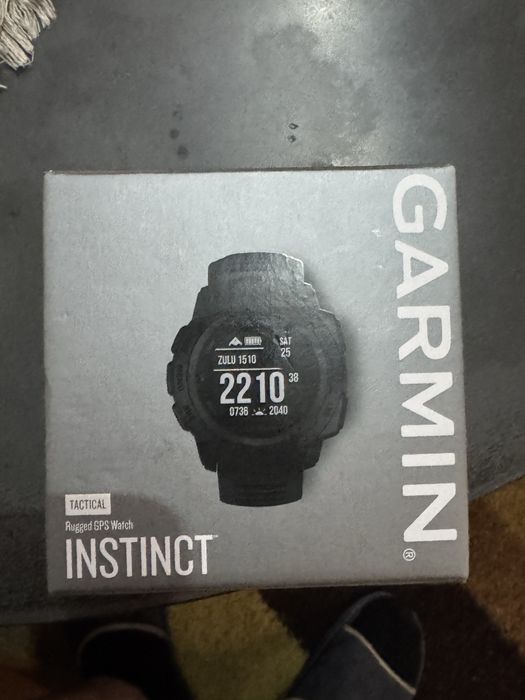 Часовник garmin instinct