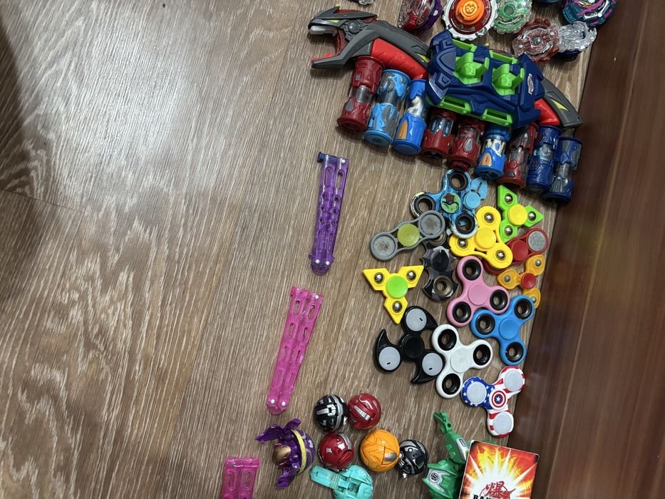 Игрушки разные.