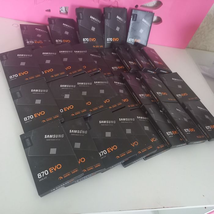 SSD. Жесткий диск. Накопитель. Флэшка. Нокопитель