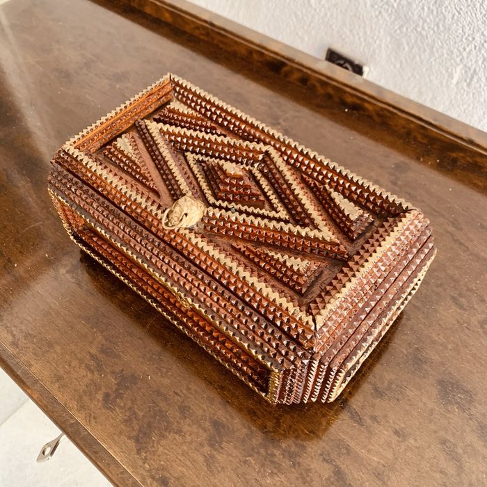 Антикварна “Tramp Box” кутия от 1898 година