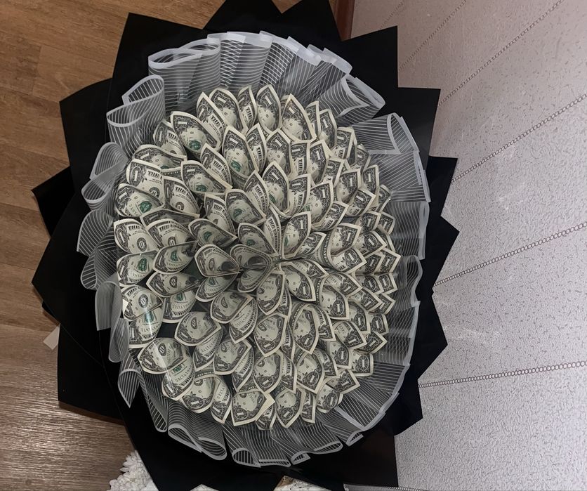 Денежный букет с красивым оформление для подарка