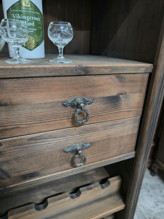 Красив шкаф за алкохол и вино с месингови дръжки