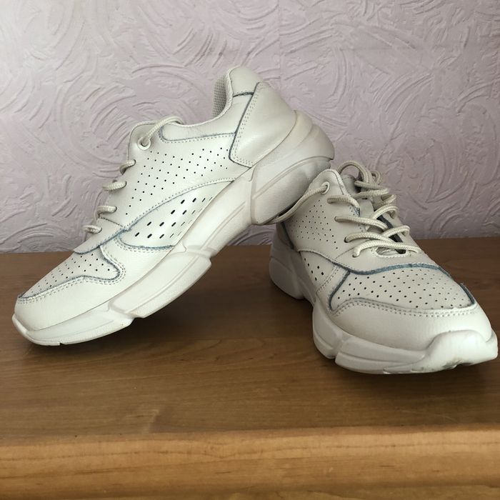 Кроссовки женские .