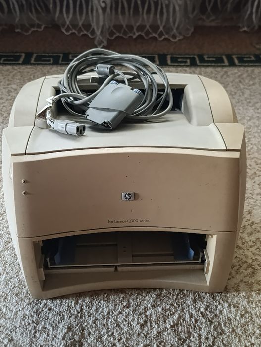 Продаю черно белый принтер hp.