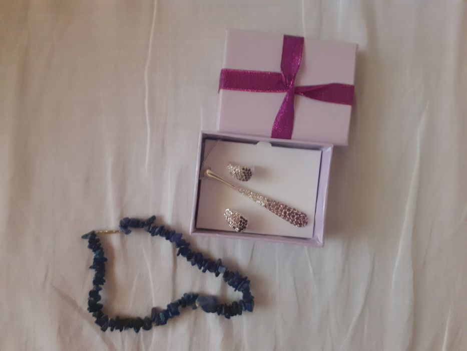 Set bijuterii format din cercei,lantic cu pandantiv și o bratara