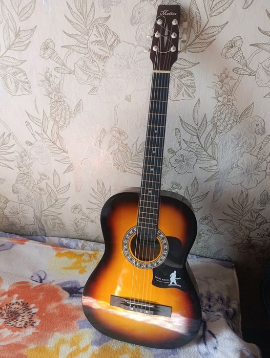 продам 6-ти струнную гитару