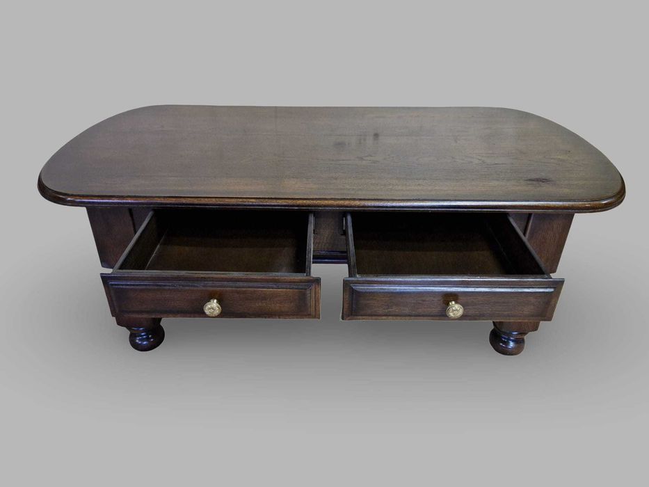 Дъбова холна маса с два броя чекмеджета