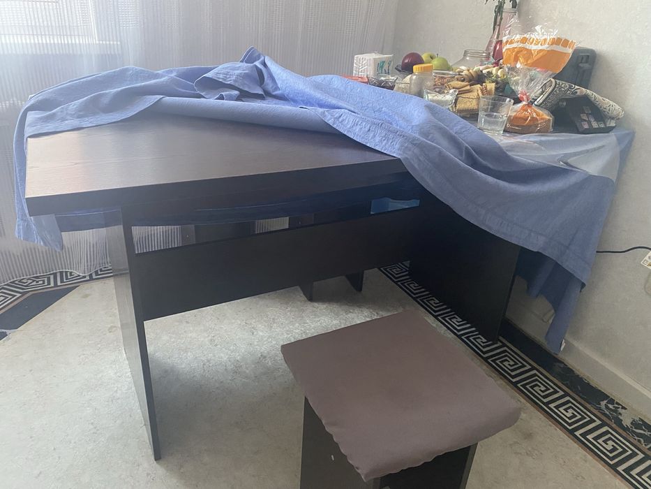 Стол квадртаный обеденный