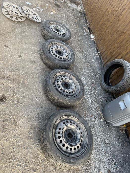 Продам шины с дисками на колпаках