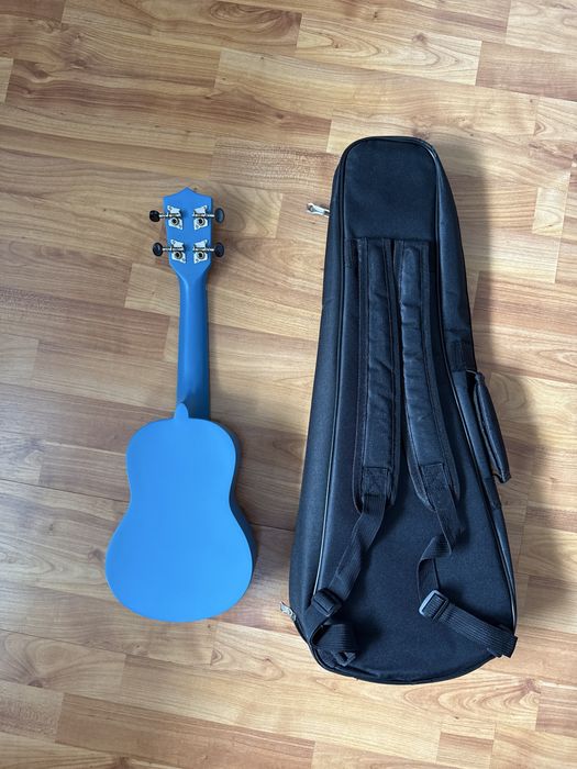 Продам укулеле с чехлом
