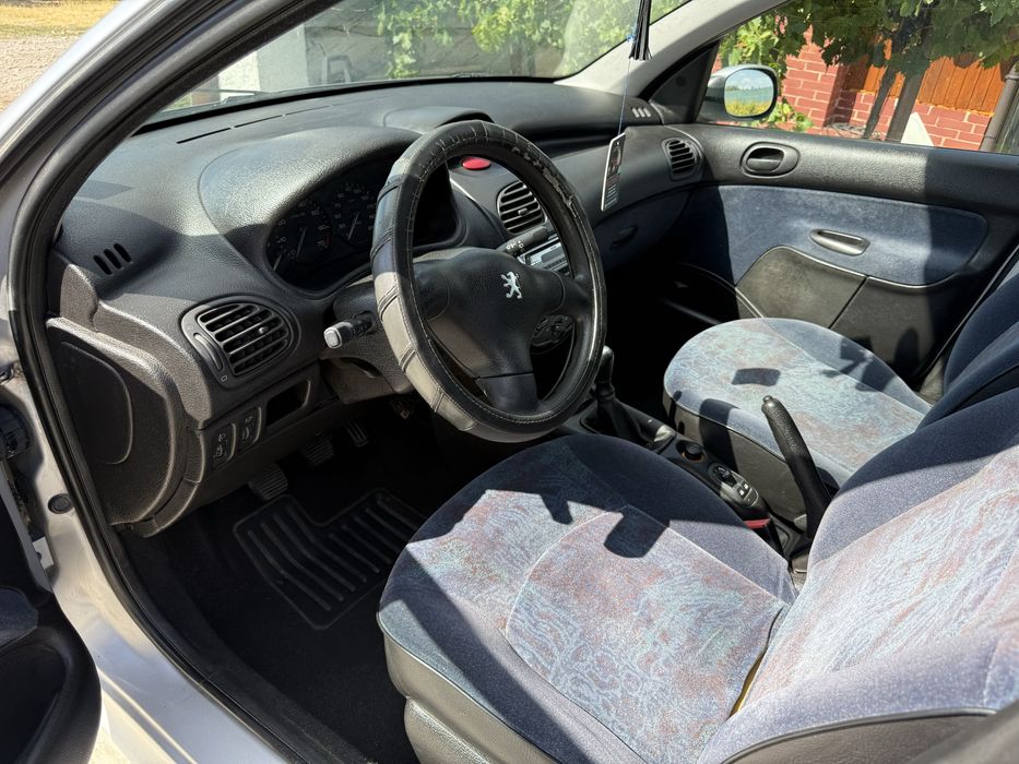 Пежо 206  1.4 Бензин 2003г