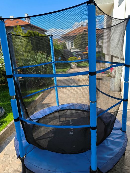 Продавам запазен детски батут