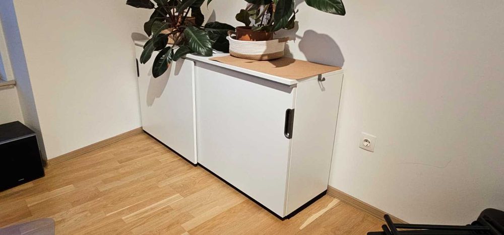 Заключващ се рафт с плъзгащи се врати