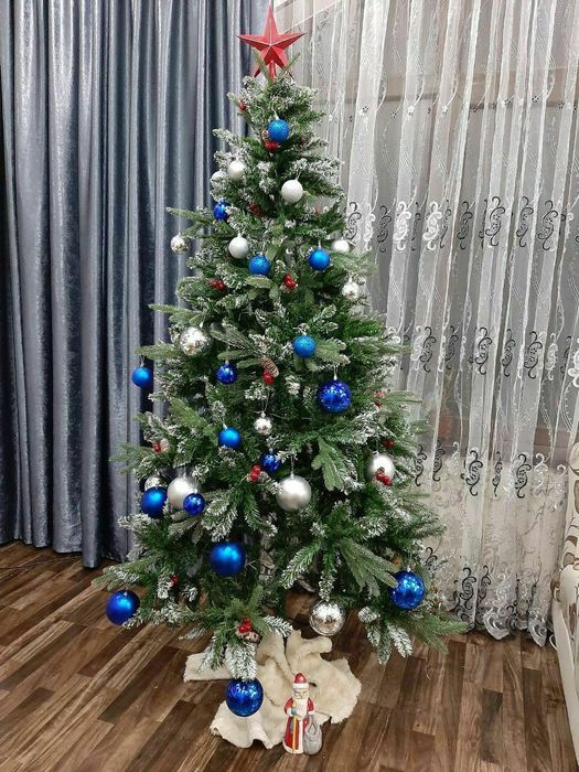 Новогоднии ёлка от 520 тысяч, под натуральную с ягодами и шишками