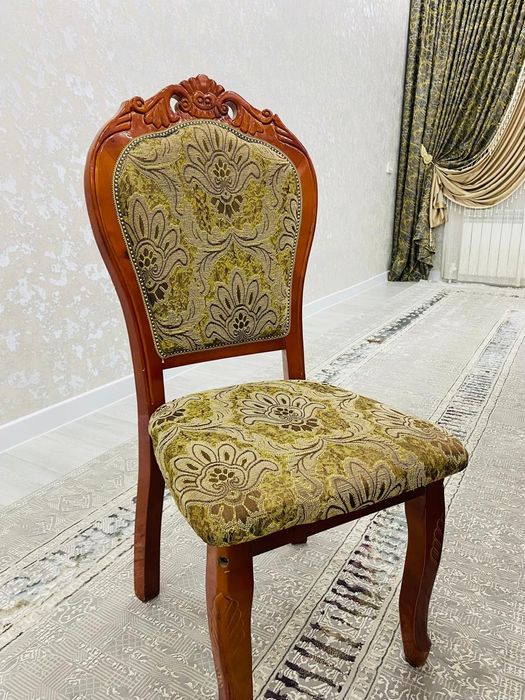 Стол 12 стульясымен сатылады.