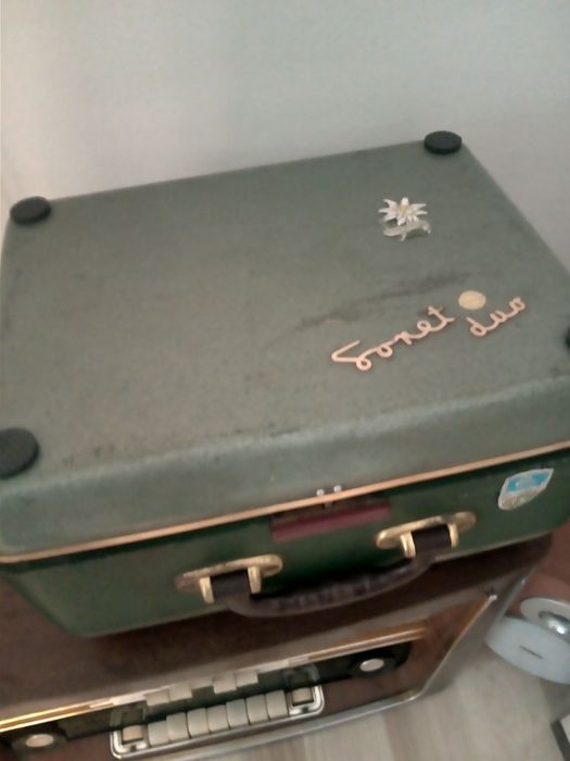 Magnetofon vechi și radio vechi pe lămpi