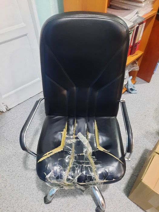 Офисное кожаное кресло