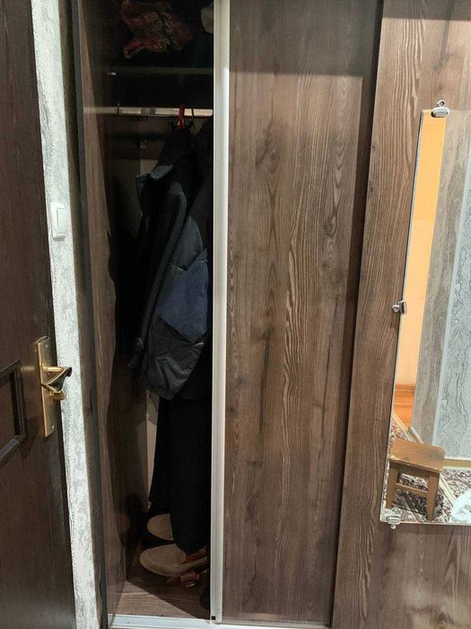 Шкаф-купе в прихожую с зеркалом в хорошем состоянии