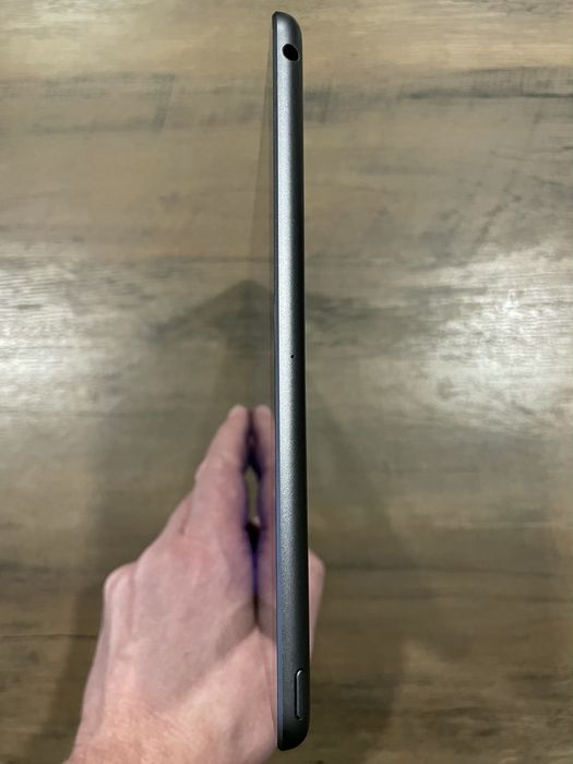 iPad 8th Gen. 32 GB + cablu + husă (A2270)