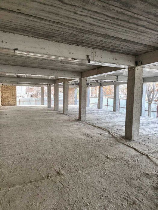 Продаются квартиры и магазины в центре Кагана вдоль дороги.