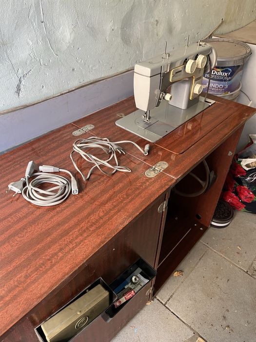 Продам швейную машинку
