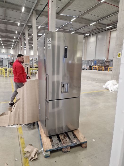 Vând frigider LG.  Prețul este negociabil