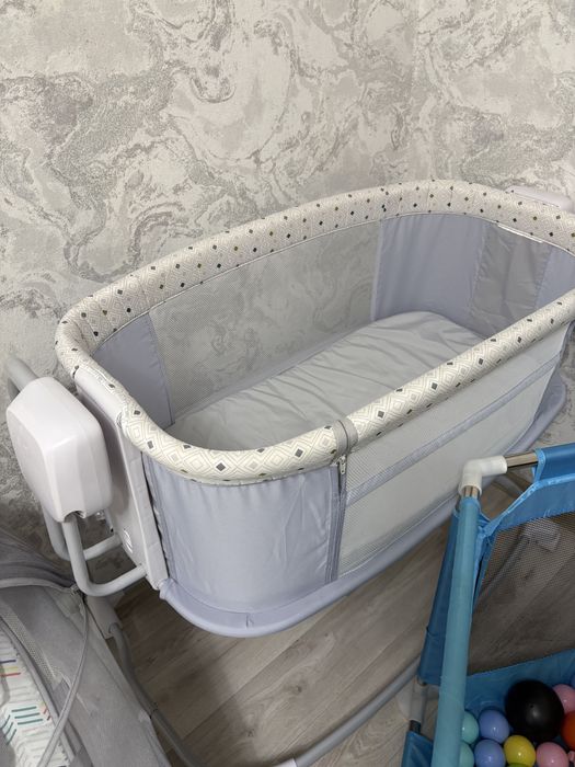 Продается машина , бассейн , манеж , шизлонг, горка