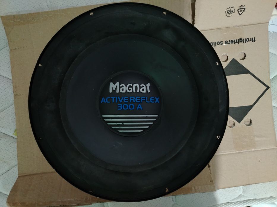 Magnat Active Reflex 300 A (sau Active Reflex 300 mm), un difuzor de joase/subwoofer auto de 12 inch (30 cm