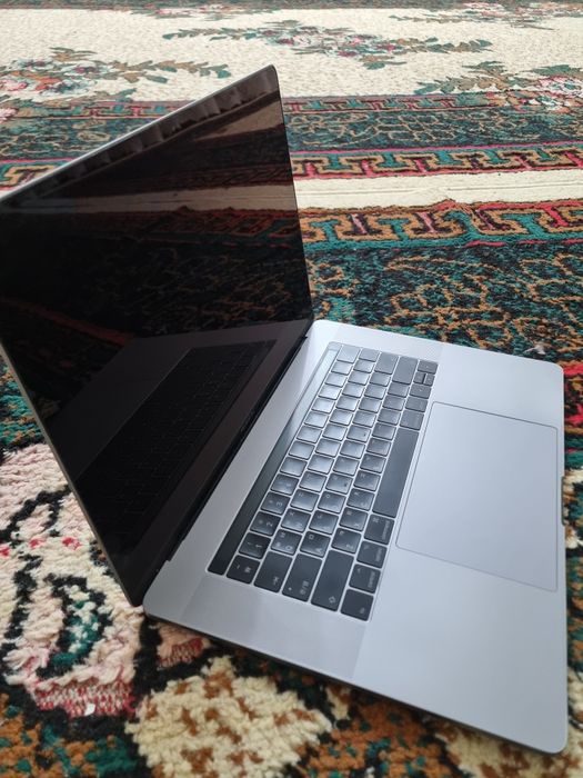 Macbook pro core i 7  16/512