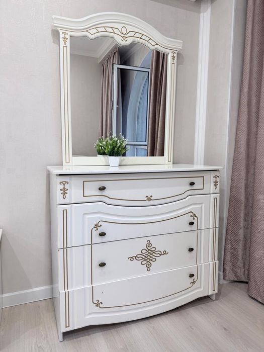 Продам трюмо с зеркалом