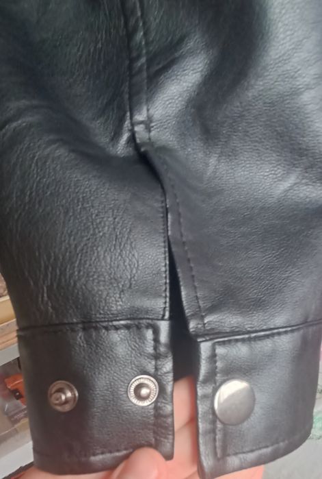 Черная кожаная куртка