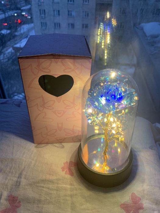 Цветы роза в колбе светильник