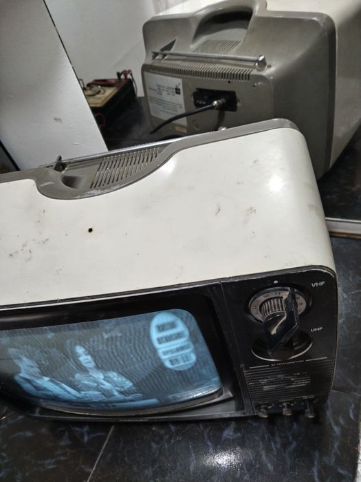 alb negru cu tub Toshiba