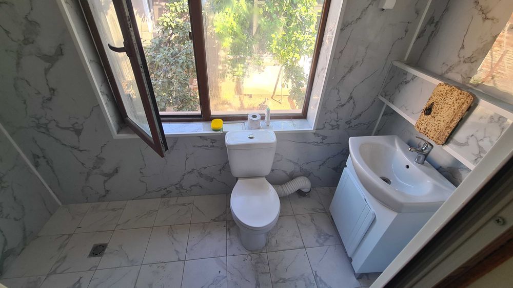 1741-Продават се две къщи с два гаража в един двор в кв. "Бели Лом"