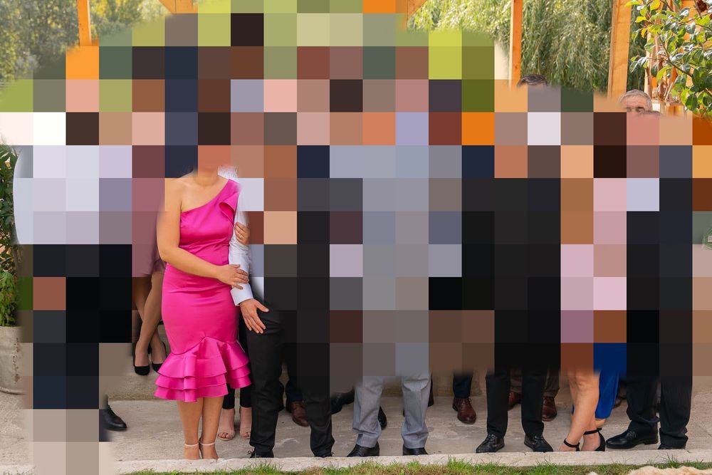 Vând doua rochii purtate doar o dată.