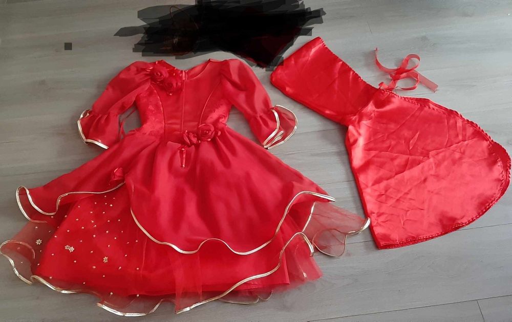 Costum Scufita Rosie - marime 5 - 10 ani