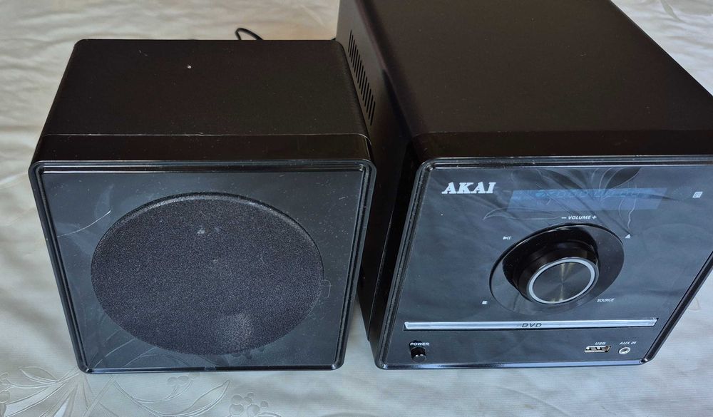 Sistem audio AKAI DVD, USB, AUX + 1 boxă – funcțional
