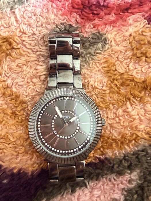 Продаются женские часы