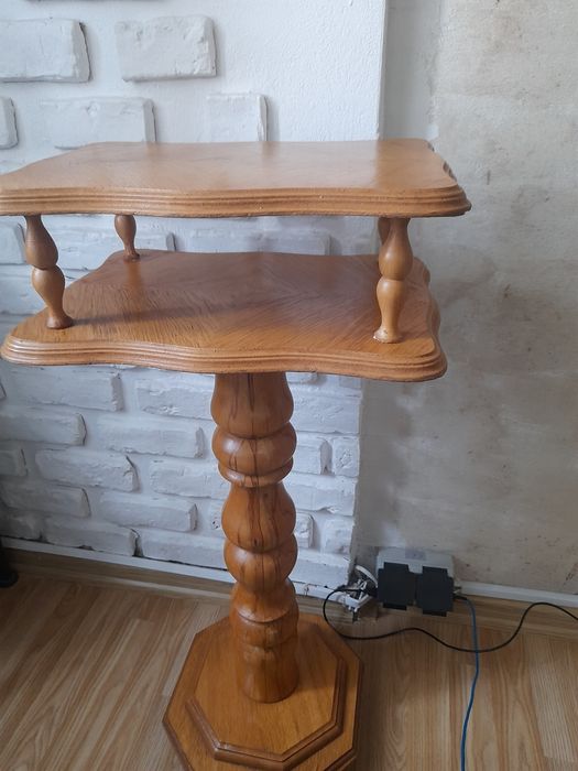 Vând  măsuță veche .