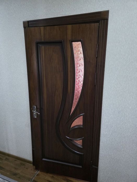 двери из материала шпон в хорошем состоянии