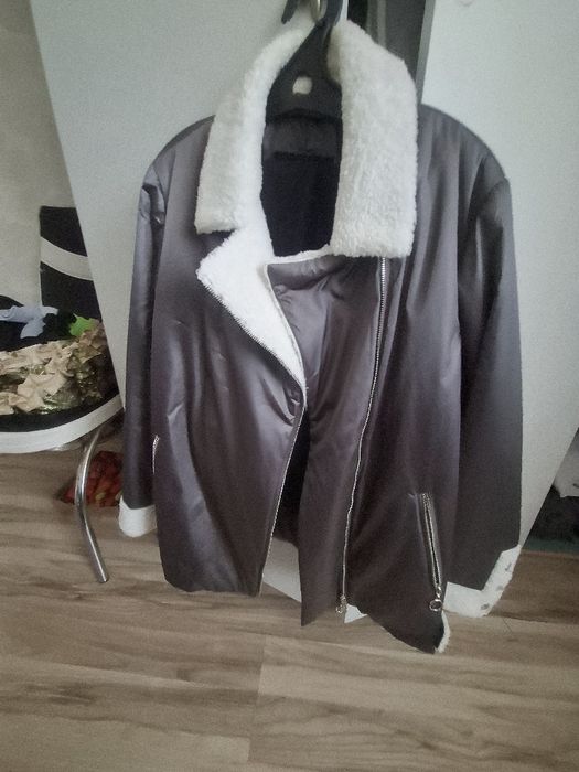 Продам куртку женскую 15000 тысяч