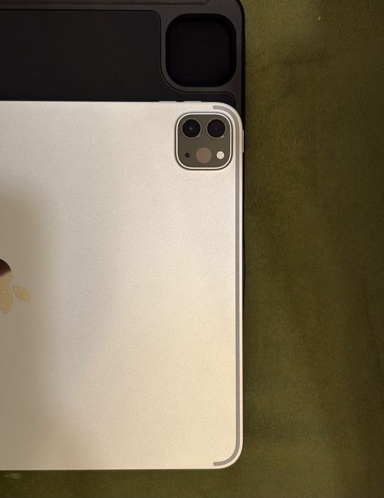 iPad Pro 11” 128GB Wi-Fi Silver – impecabil, husă inclusă