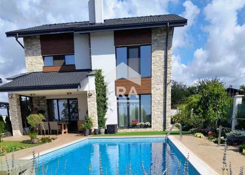 Триетажна обзаведена къща за продажба, с двор, басейн и 2 паркоместа,