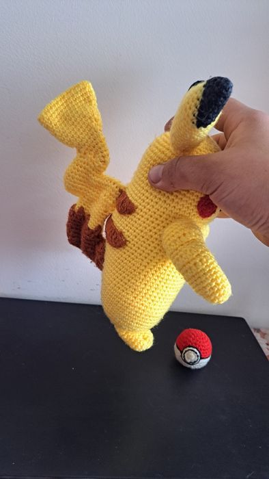 Pikachu croșetat manual