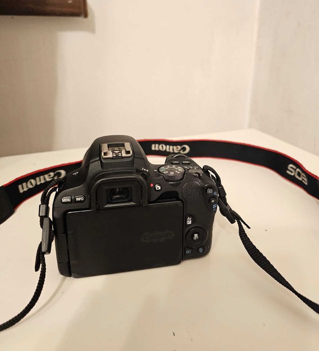 Mirorrless Canon M100 with kit lense