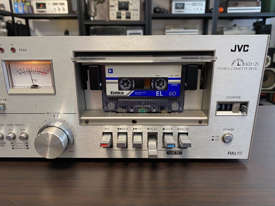 Чудесен касетен дек JVC